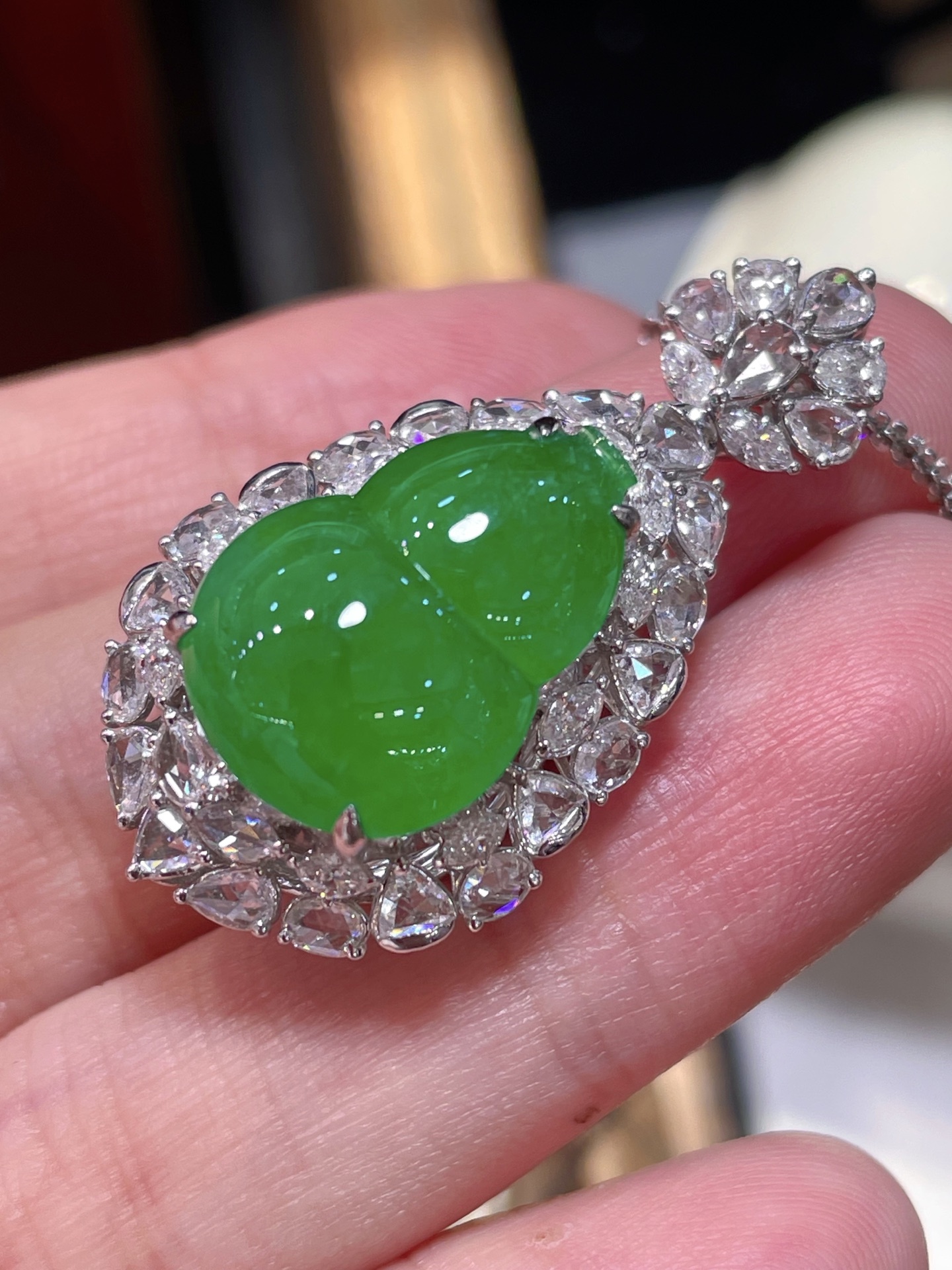 阳绿翡翠葫芦吊坠，满色，料子水润通透，种老起光。18k金镶嵌，非常时尚好看，17.4-12.5-4.8