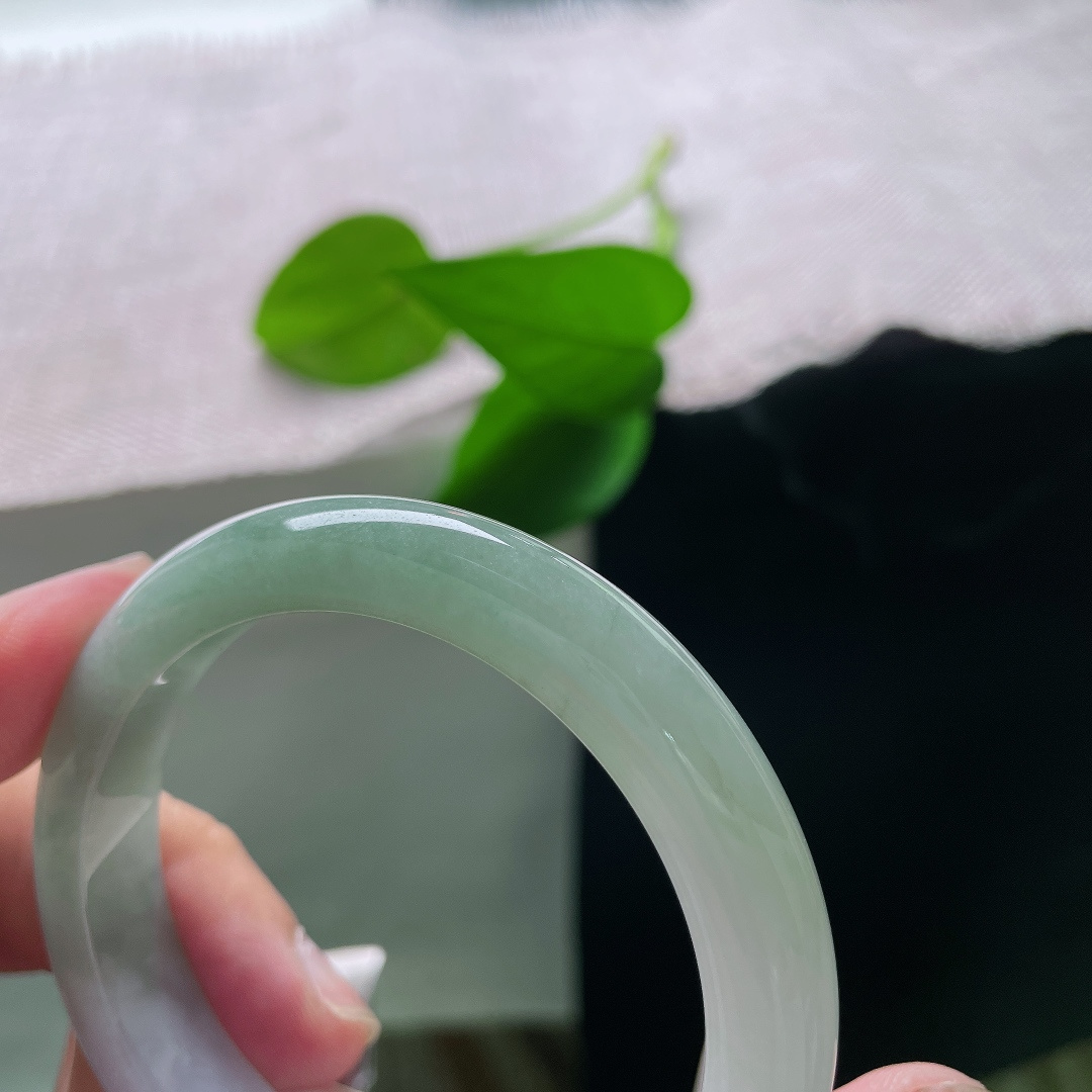 油青正圈，一点皮纹，玉质通透莹润，镯身泛着清润水光，胶感十足质感细腻。ss58451a