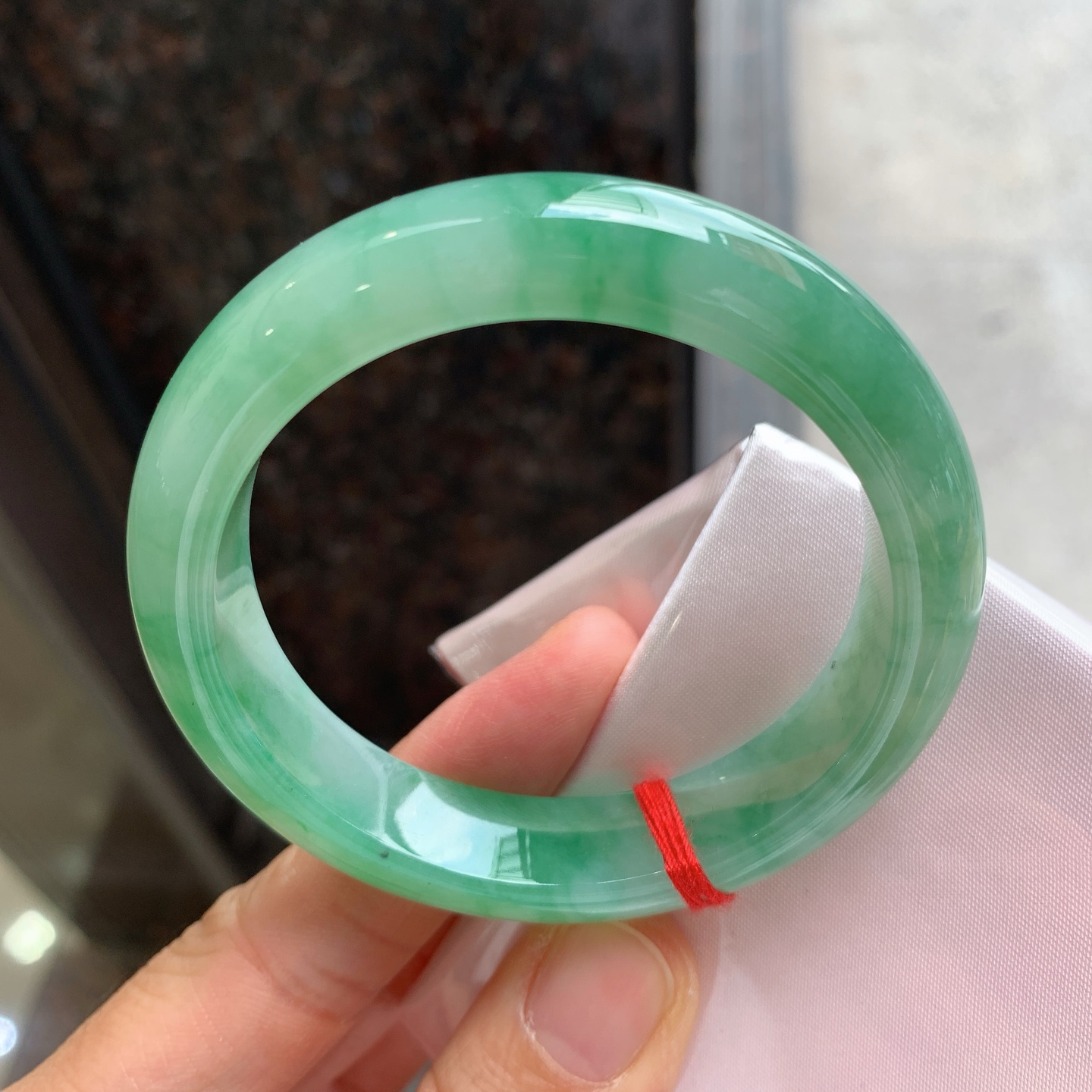 正圈飘绿，无裂，细腻