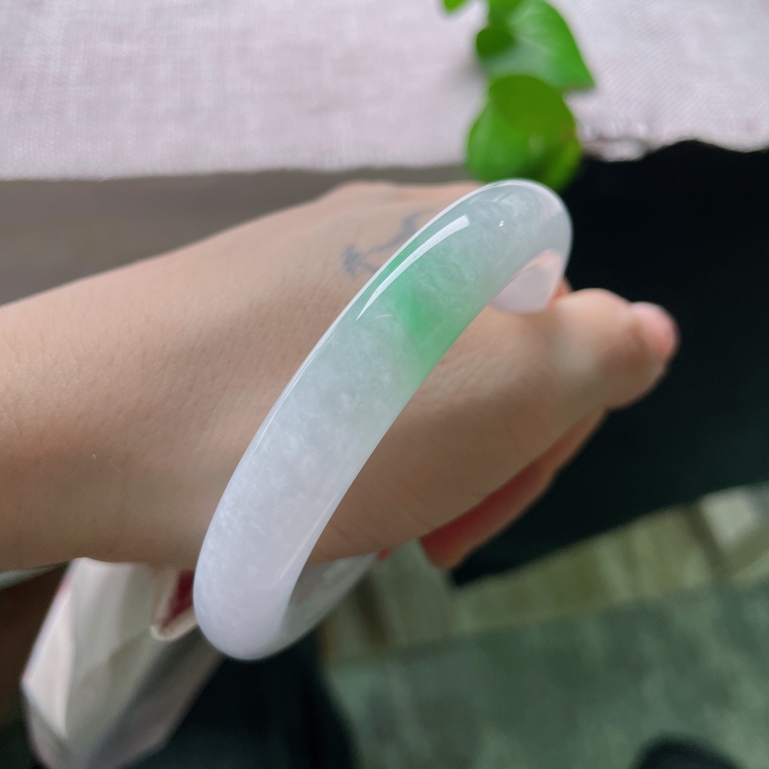 53.2/11，春彩圆条，无裂，圆条承古韵，淡紫为底，一抹翠色点睛，春带彩交融温婉气韵，把古典雅致藏于腕间。ss58434a