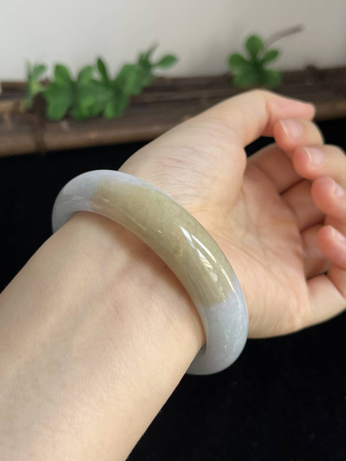 正圈58.2圈口，翡翠手镯，褐黄色颜色成因未定
