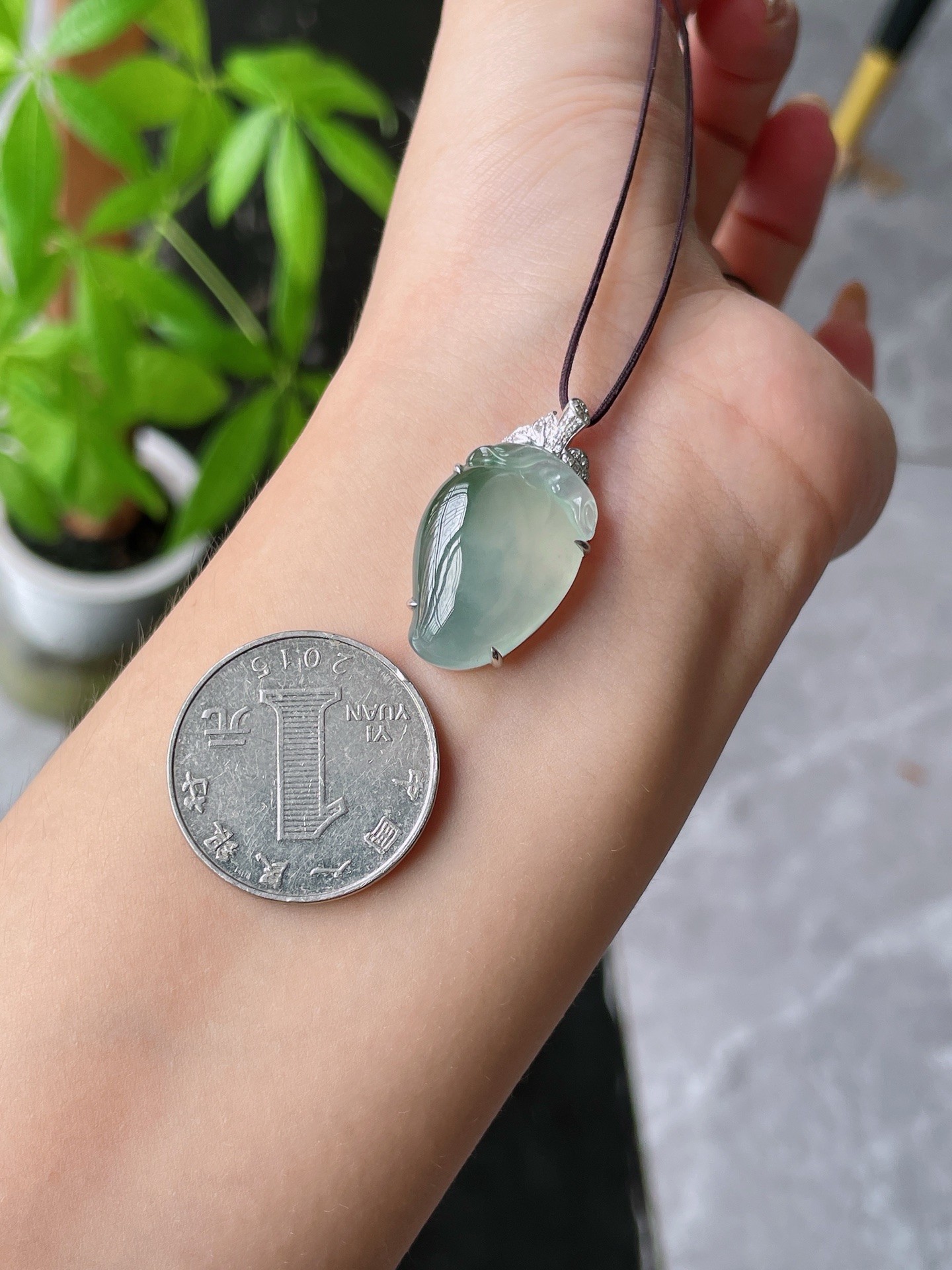18k金镶冰种胶感飘绿寿桃