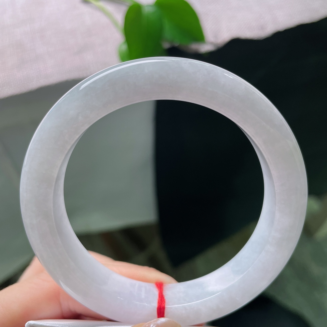白月光正圈，棉感，玉质细腻温润，镯面抛光莹润，柔光缓缓流淌，干净素雅。ss58523a