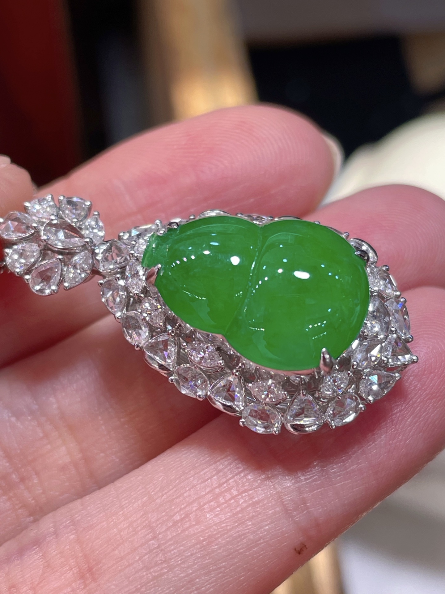 阳绿翡翠葫芦吊坠，满色，料子水润通透，种老起光。18k金镶嵌，非常时尚好看，17.4-12.5-4.8