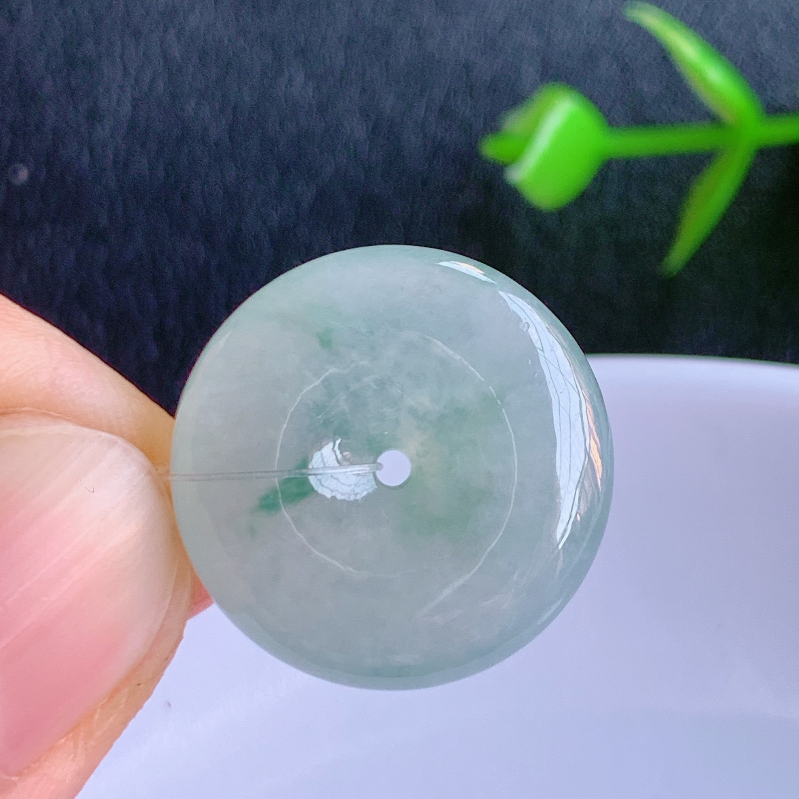 冰润平安扣吊坠，厚装饱满，冰润剔透，细腻水足，种质润泽，飘花灵动，佩戴优雅大气，W49.7  尺寸：19.3-5.4mm