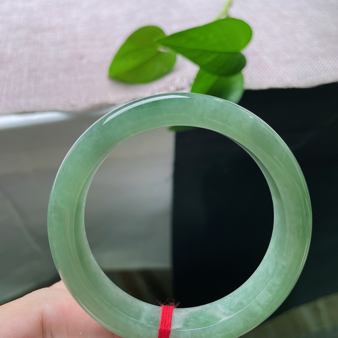 绿底正圈，无裂，满圈油青调底色，色泽均匀柔和，像一汪沉静湖水，温润感扑面而来。ss58275a