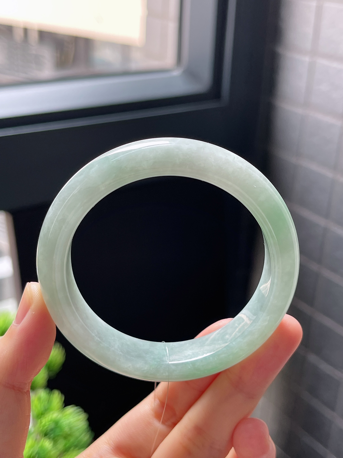 正圈53圈口，翡翠糯化种浅绿色手镯