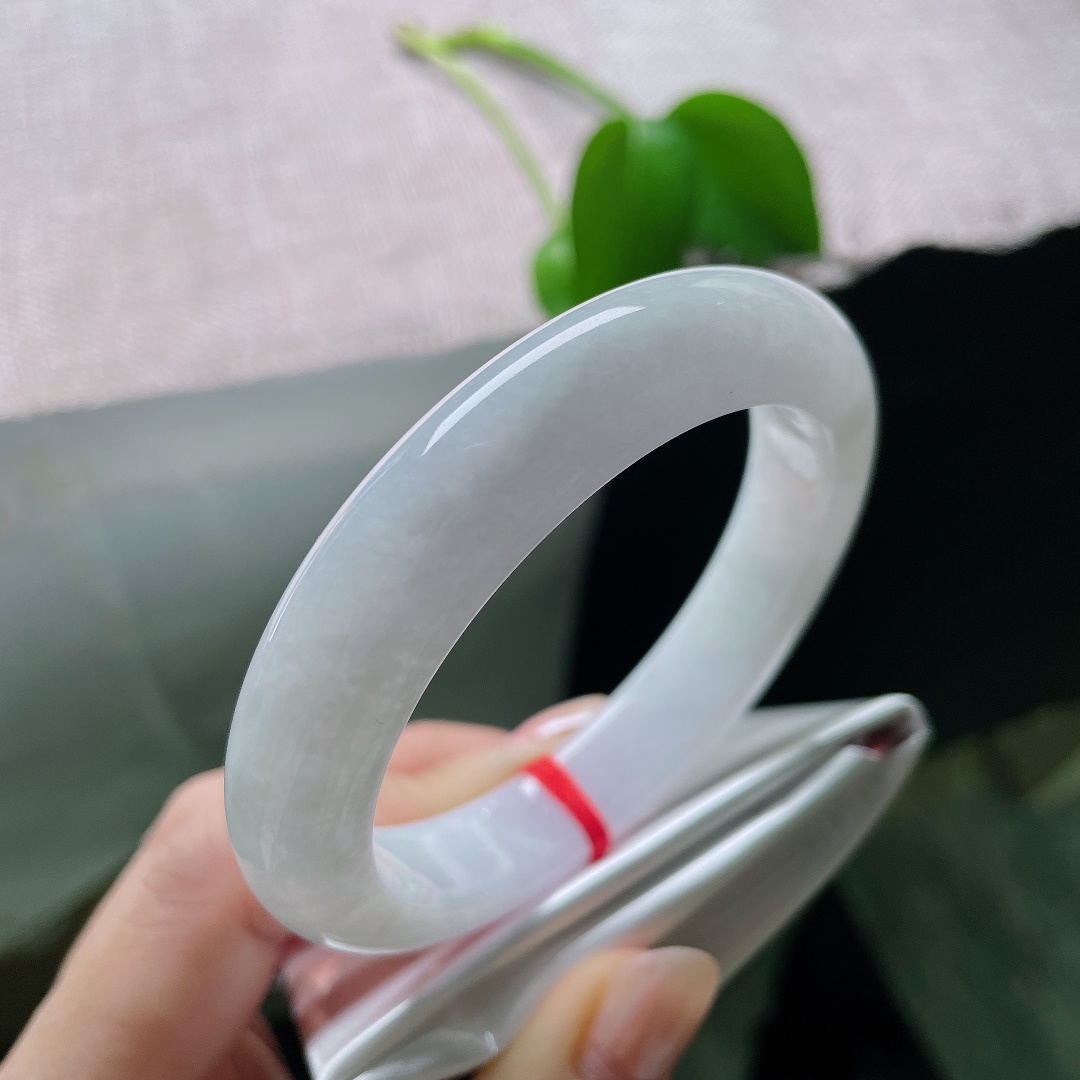 白月光正圈，棉感，素净白冰底色，似月华凝玉，清浅通透，自带温润柔和的光泽。ss58531a