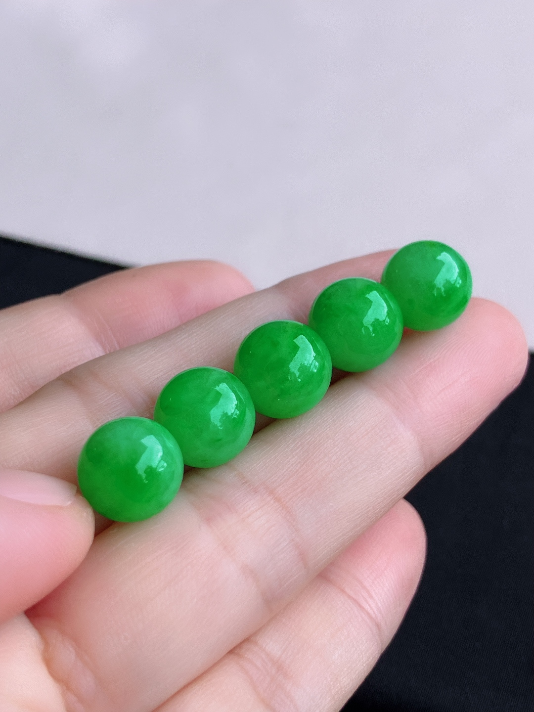 翠绿圆珠一手，色美清爽，尺寸10.8/自然光实拍