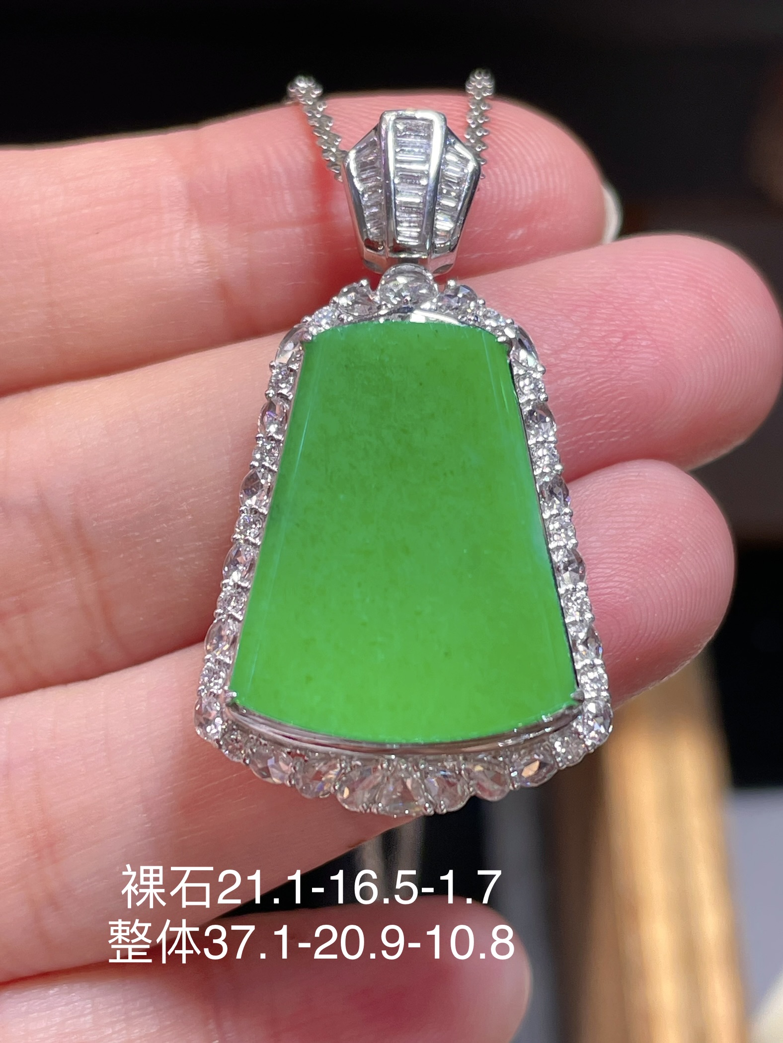 翡翠无事牌吊坠，冰种阳绿色，满色，料子水润通透，种老起光。18k金伴钻石镶嵌，佩戴效果精美好看，21