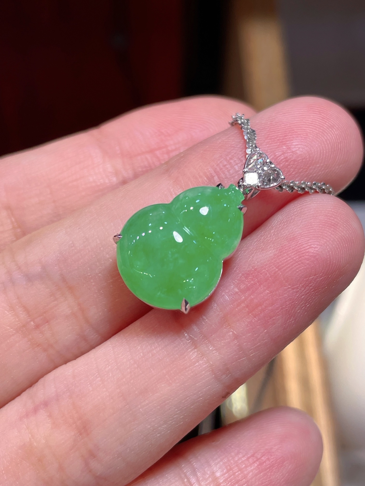 阳绿翡翠葫芦吊坠，满色，料子水润通透，种老起光。18k金镶嵌，非常时尚好看，16.5-12.5-3.9