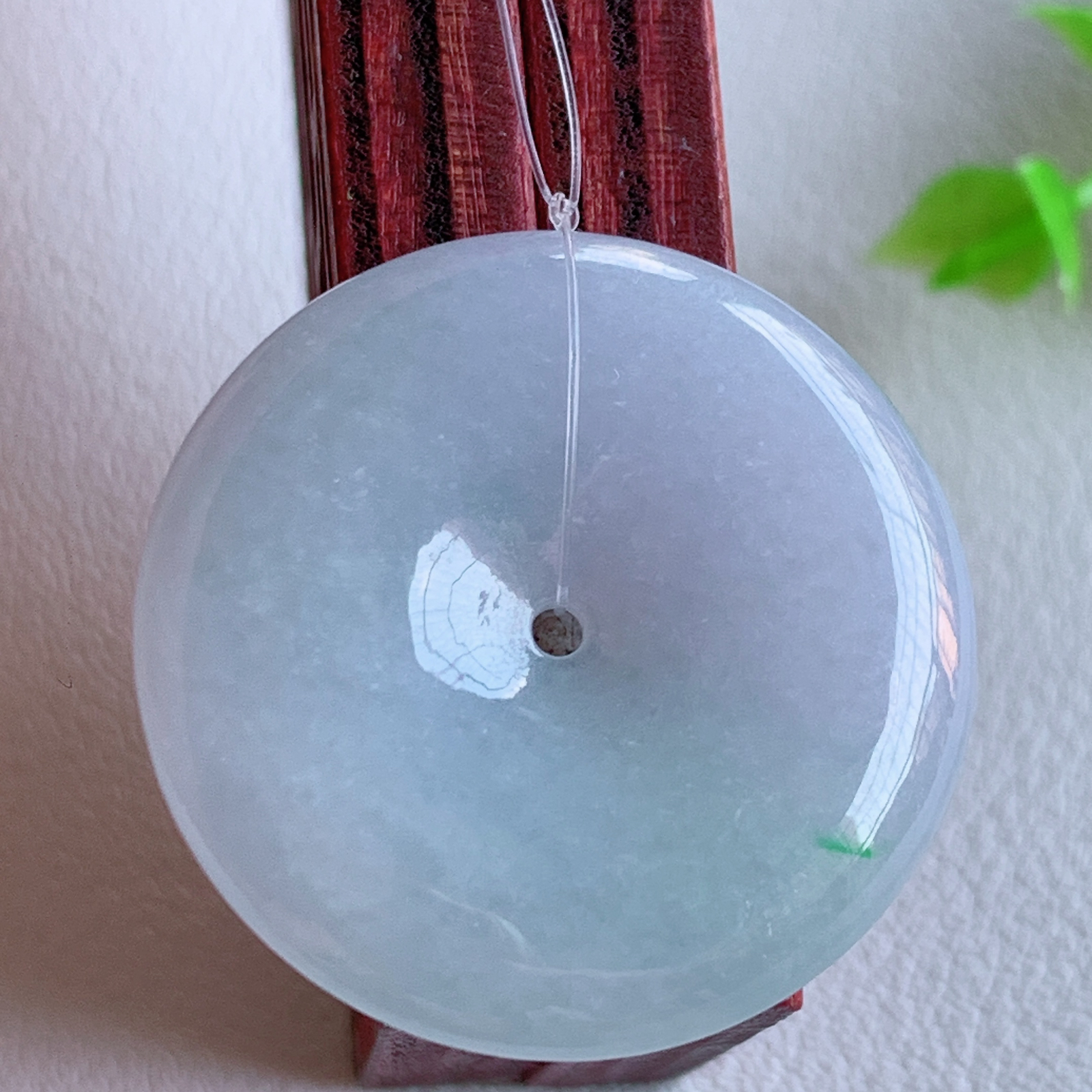 冰润紫罗兰平安扣吊坠，厚装饱满，冰润剔透，细腻水足，种质润泽，飘花灵动，佩戴优雅大气，W49.7  尺寸：27.6-5.6mm