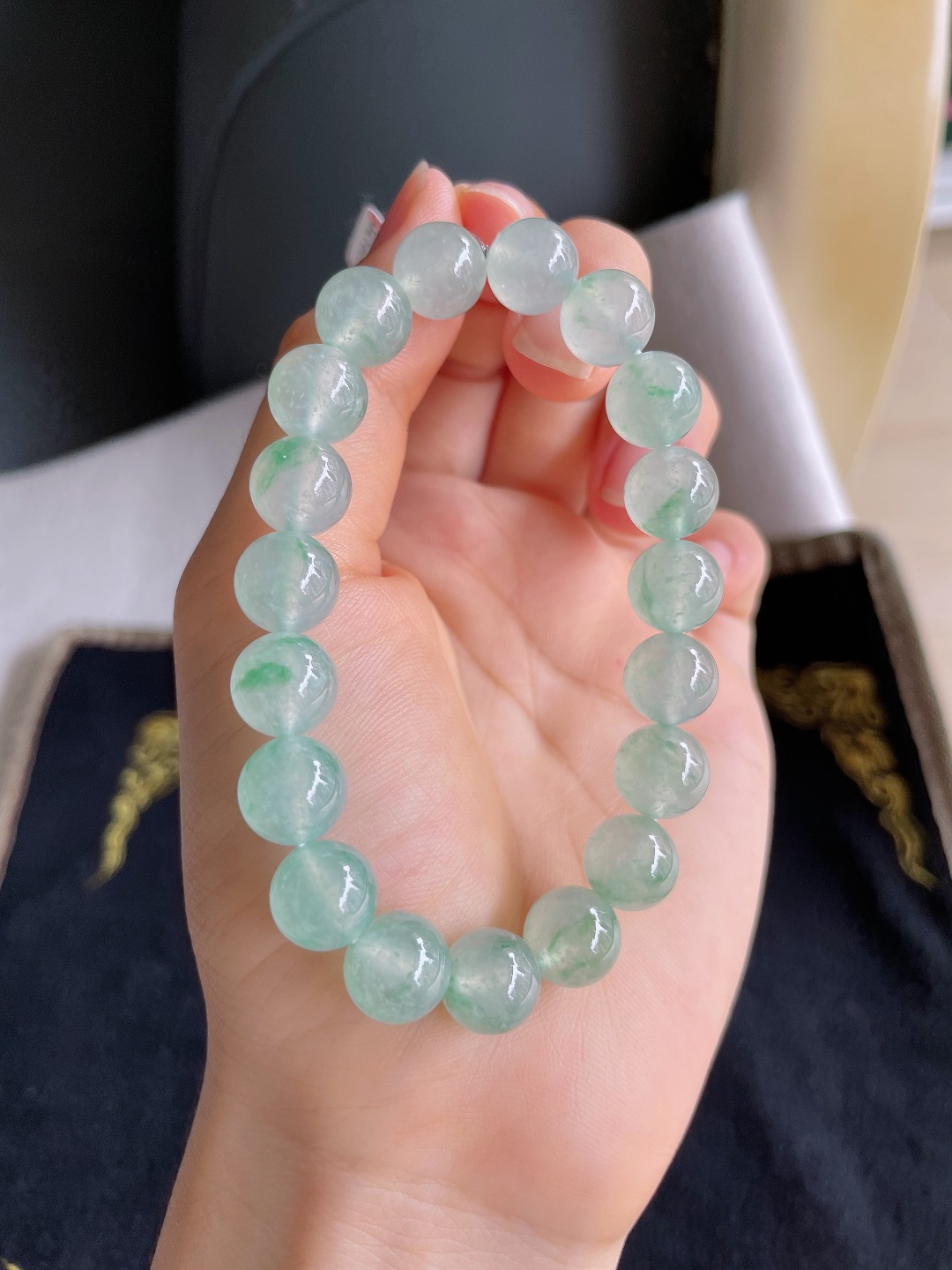缅甸天然翡翠A货，冰飘花冰飘绿手链，尺寸：10mm。