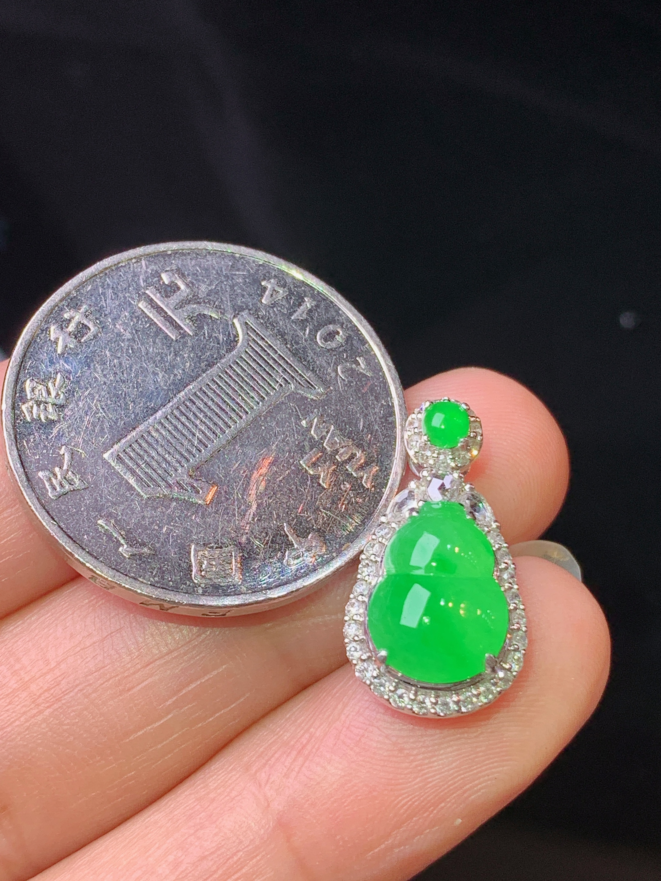 18k金钻镶嵌阳绿葫芦吊坠 玉质细腻 色泽艳丽清新  水润亮眼 整体尺寸19.5*10.8*8 i1