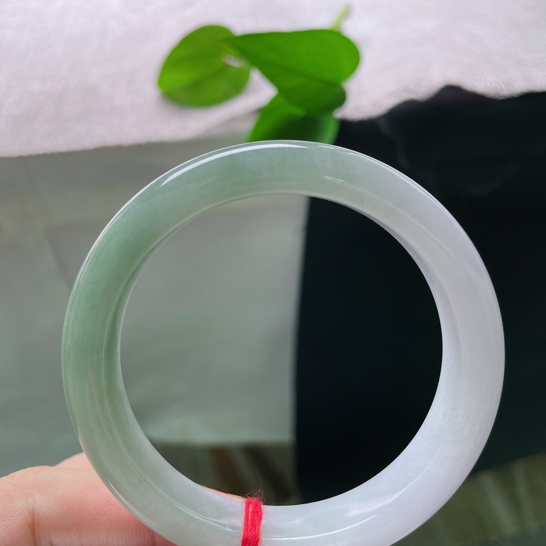 油青正圈，一点皮纹，玉质通透莹润，镯身泛着清润水光，胶感十足质感细腻。ss58451a