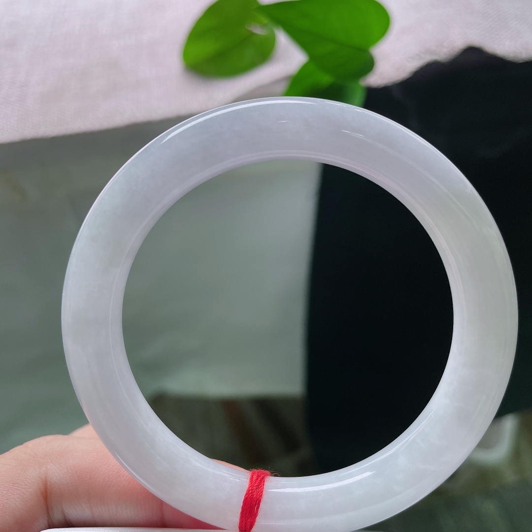 白月光圆条，一点皮纹，清润白冰底色，宛若月华融于玉间，是纯粹干净的白月光质感。ss58533a