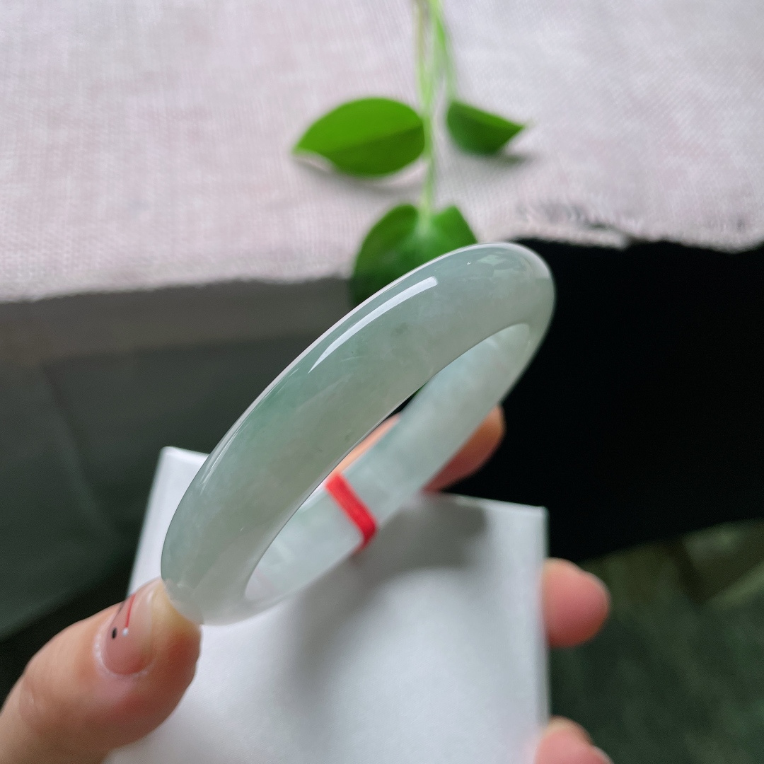 绿底正圈，水润细腻，清雅苑苑，种老，贵气，无裂。ss58447a