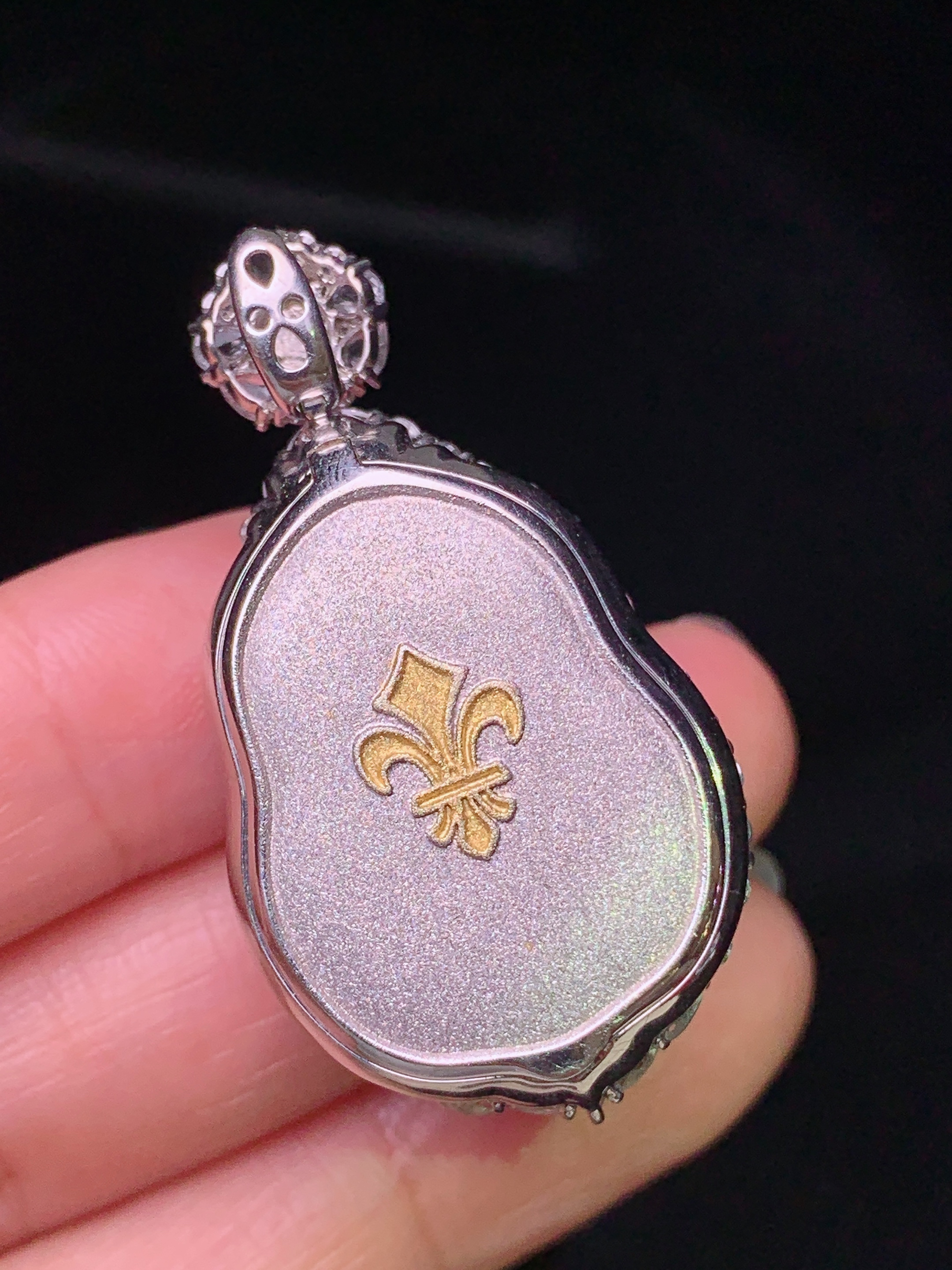 18k金钻镶嵌紫罗兰葫芦吊坠 玉质细腻 色泽艳丽清新 水润亮眼 整体尺寸40.3*21.8*15.8 m5