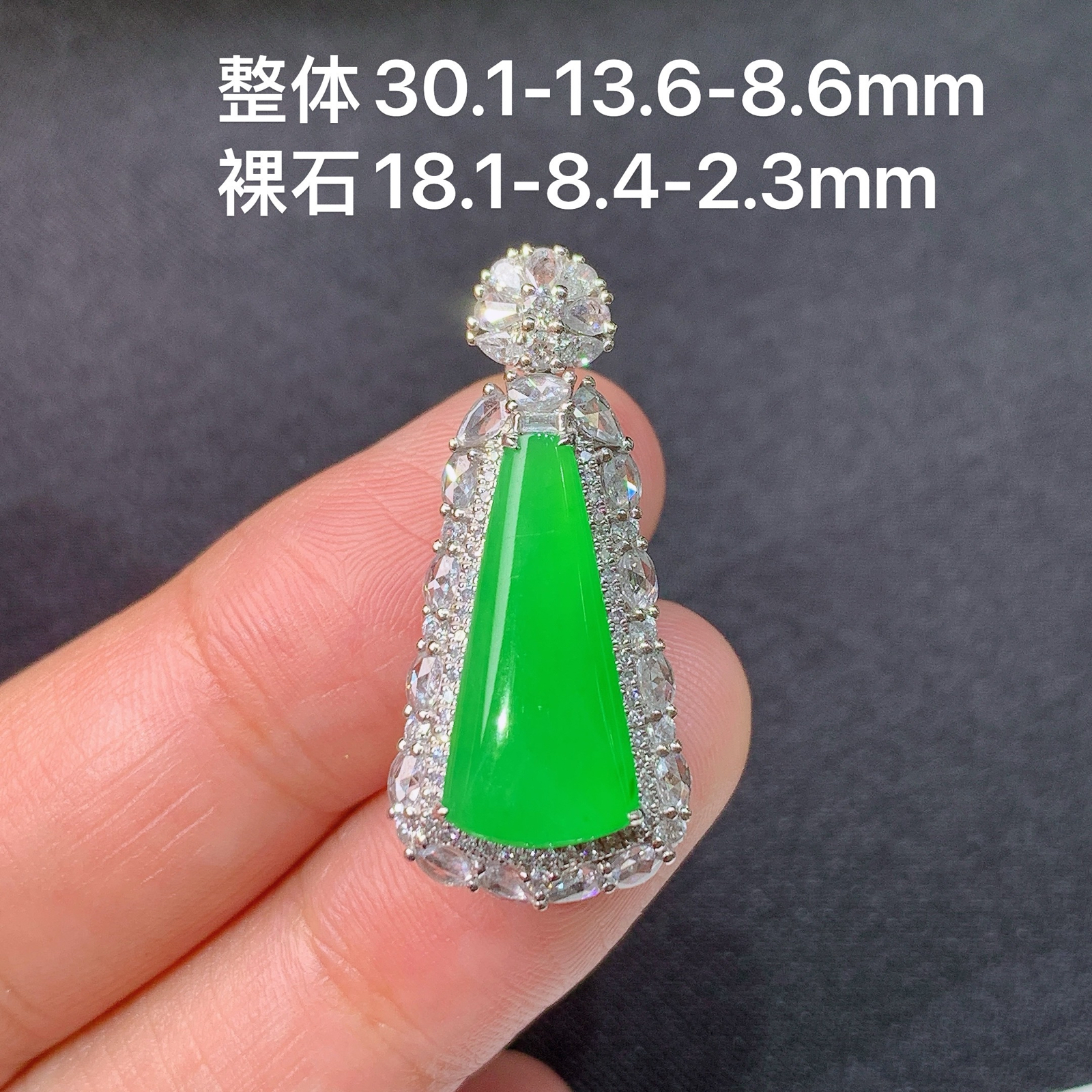 冰阳绿无事牌吊坠，18k金镶嵌，冰润色阳，玉质细腻，种水足，Yj002 尺寸30.1*13.6*8.6