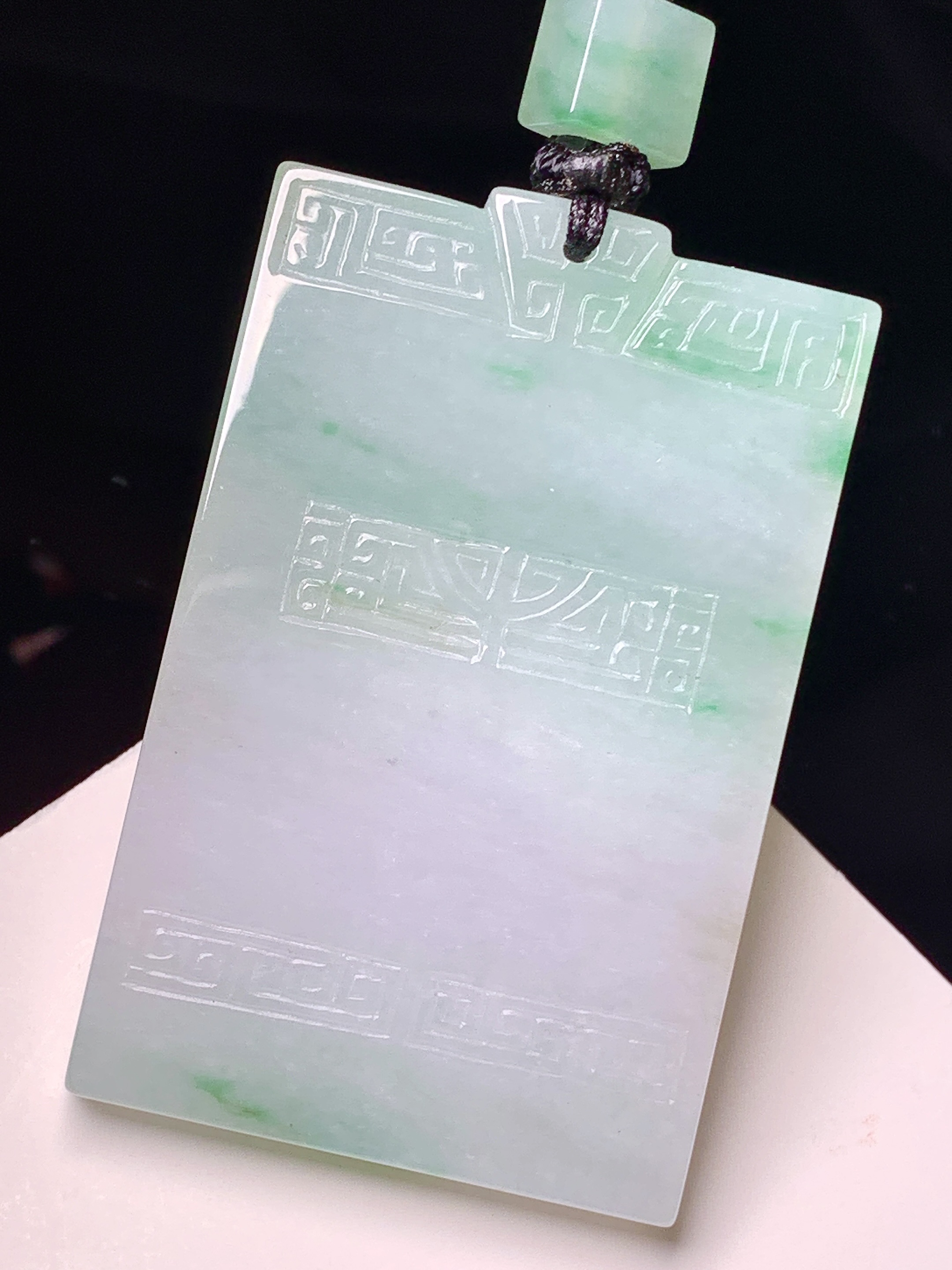 飘绿无事牌吊坠 玉质细腻 色泽艳丽清新 水润亮眼 整体尺寸53*33.5*5.6 a5
