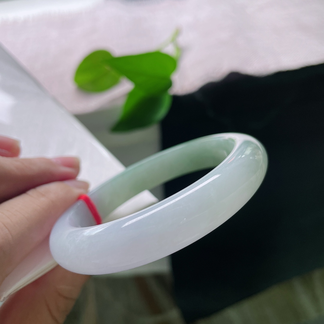 油青正圈，一点皮纹，玉质通透莹润，镯身泛着清润水光，胶感十足质感细腻。ss58451a