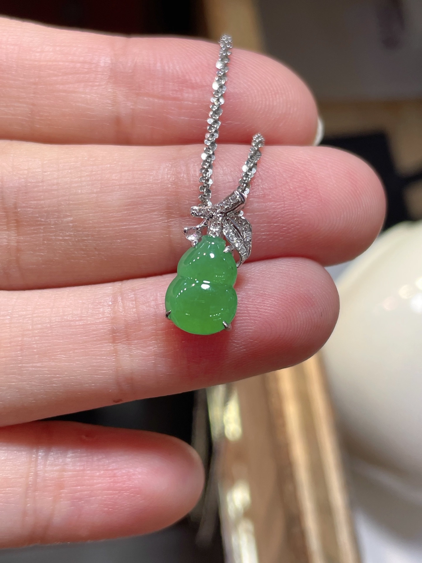 阳绿翡翠葫芦吊坠，满色，料子水润通透，种老起光。18k金镶嵌，非常时尚好看，10.1-7.5-2