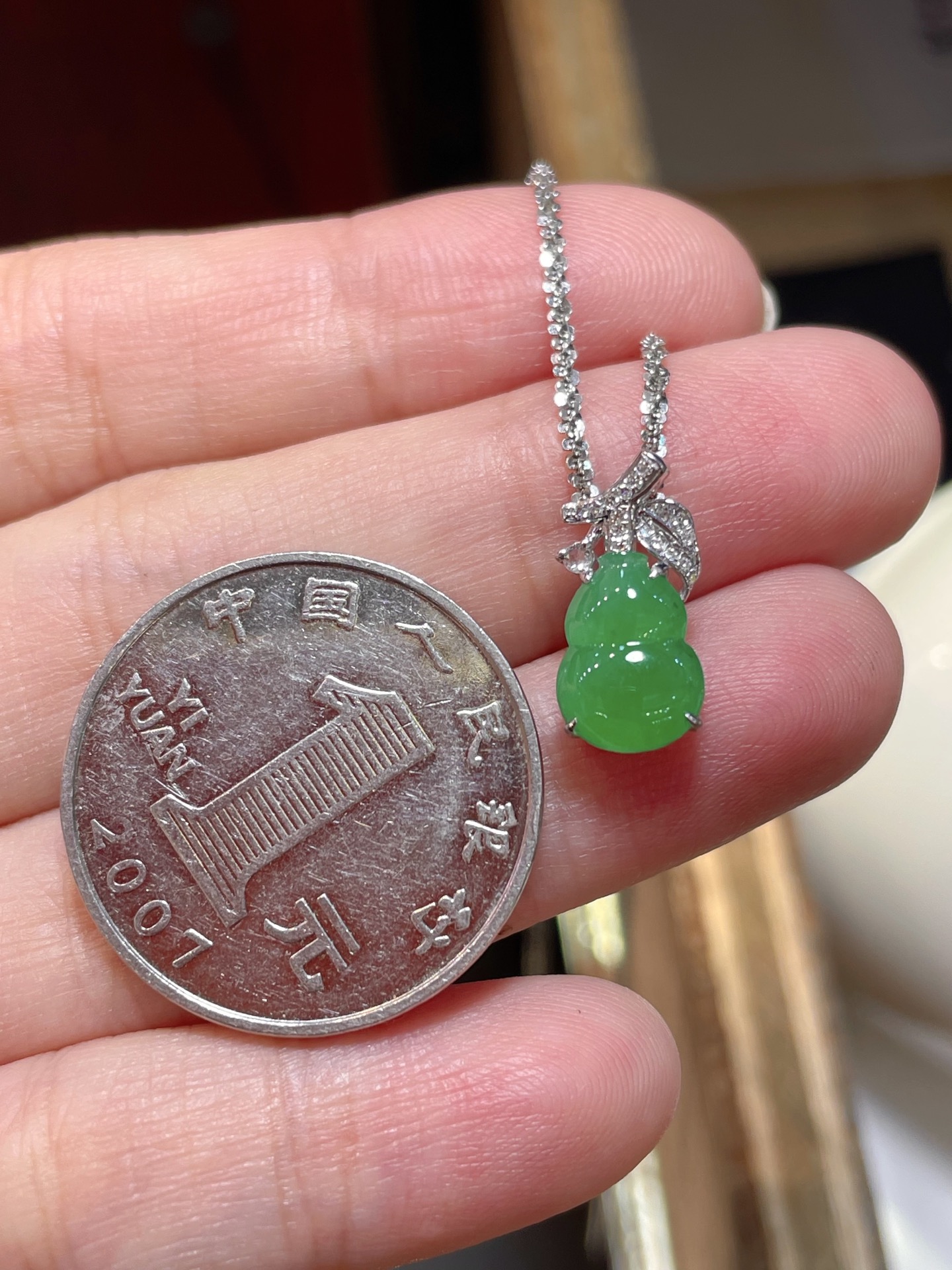 阳绿翡翠葫芦吊坠，满色，料子水润通透，种老起光。18k金镶嵌，非常时尚好看，10.1-7.5-2