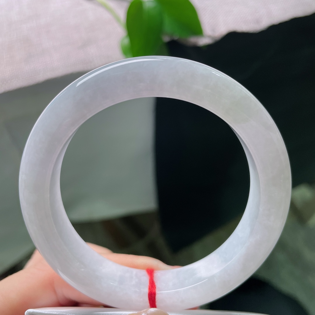 白月光正圈，棉感，玉质细腻温润，镯面抛光莹润，柔光缓缓流淌，干净素雅。ss58523a