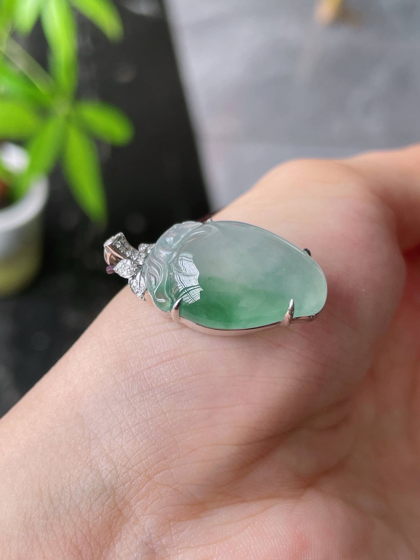 18k金镶冰种胶感飘绿寿桃