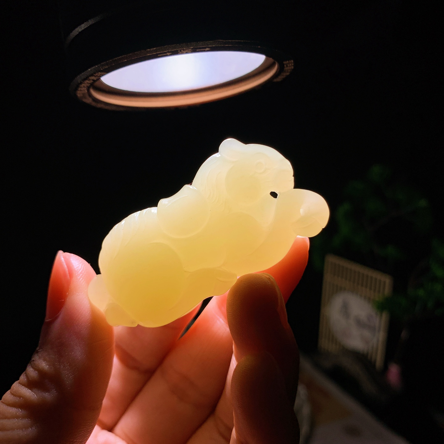 ￼ 新疆和田玉若羌黄口料马到成功挂件 尺寸52/17/25重29.5克，玉质细腻油润 底色纯净 脂粉好，品质好！lt260907