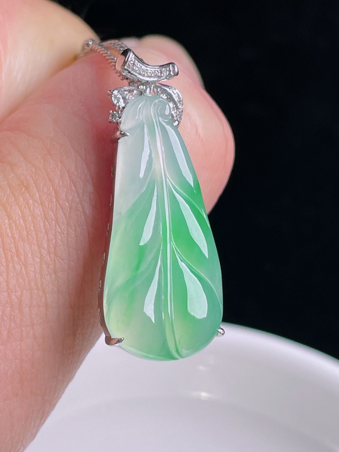 冰绿树叶叶子，18k镶嵌，老种起光，细底通透，尺寸：30.6/12.6/6.4mm0907
