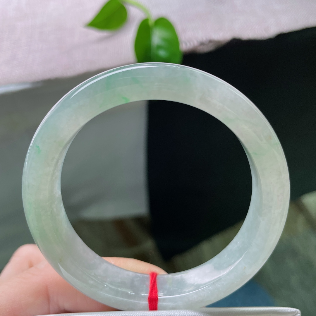 绿底正圈，水润，细腻，优雅，一点皮纹，贵气，ss58446a