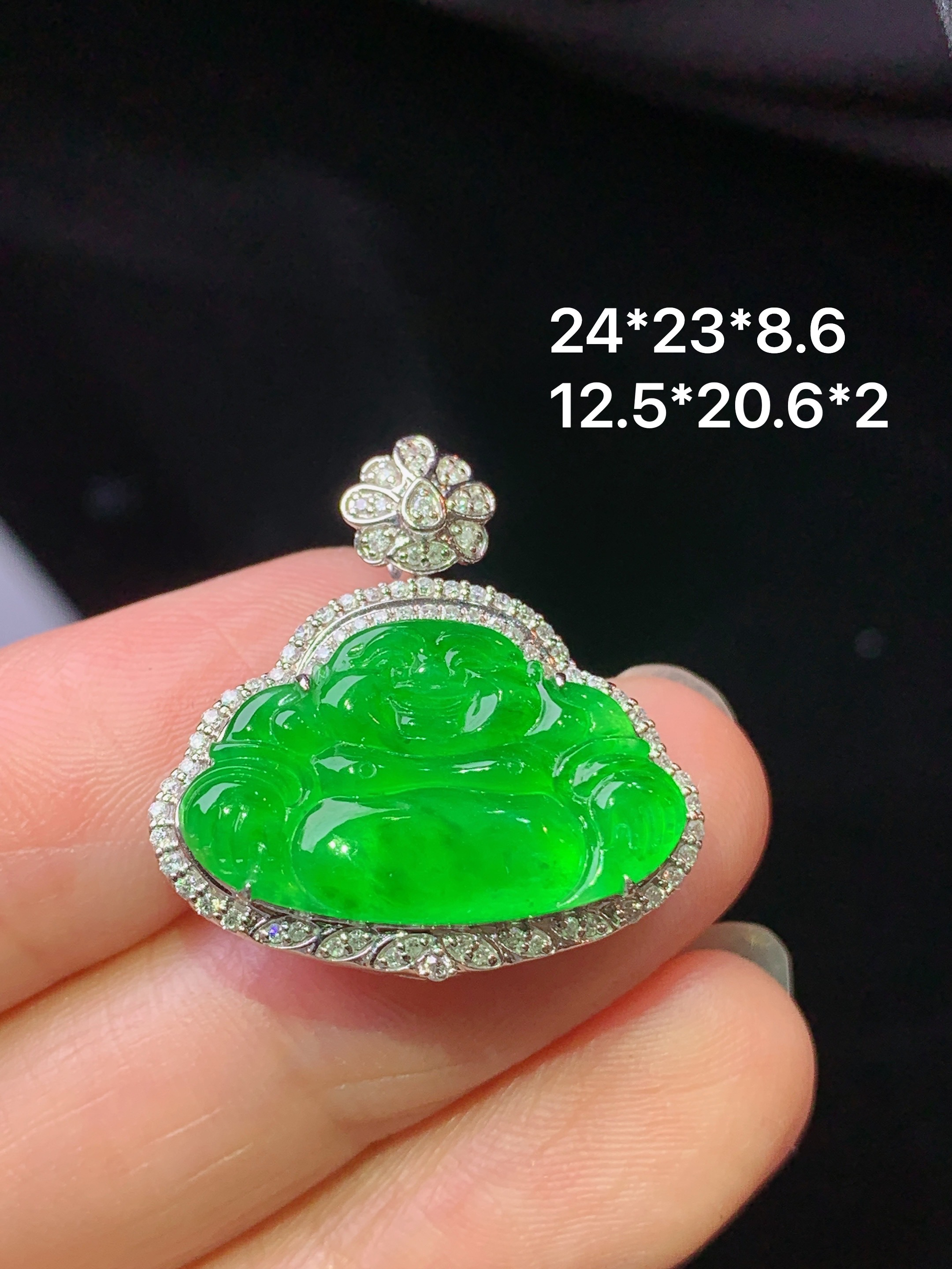 18k金钻镶嵌阳绿佛公吊坠 玉质细腻 色泽艳丽清新 水润亮眼 整体尺寸24*23*8.6 i1