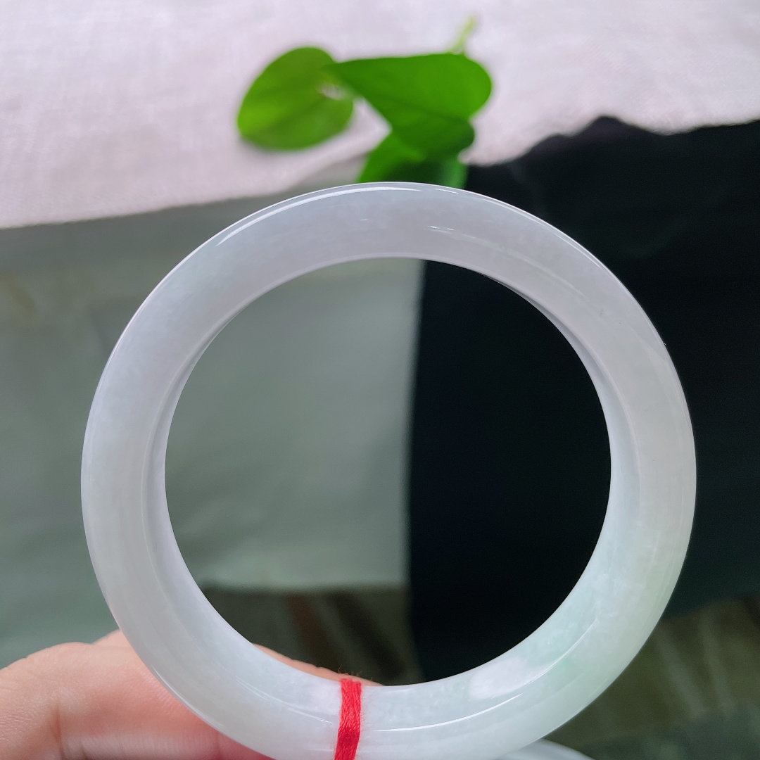 白月光正圈，一点皮纹，纯粹的玉色干净通透，似月光漫过玉体，氛围感清冷又温婉。ss58528a
