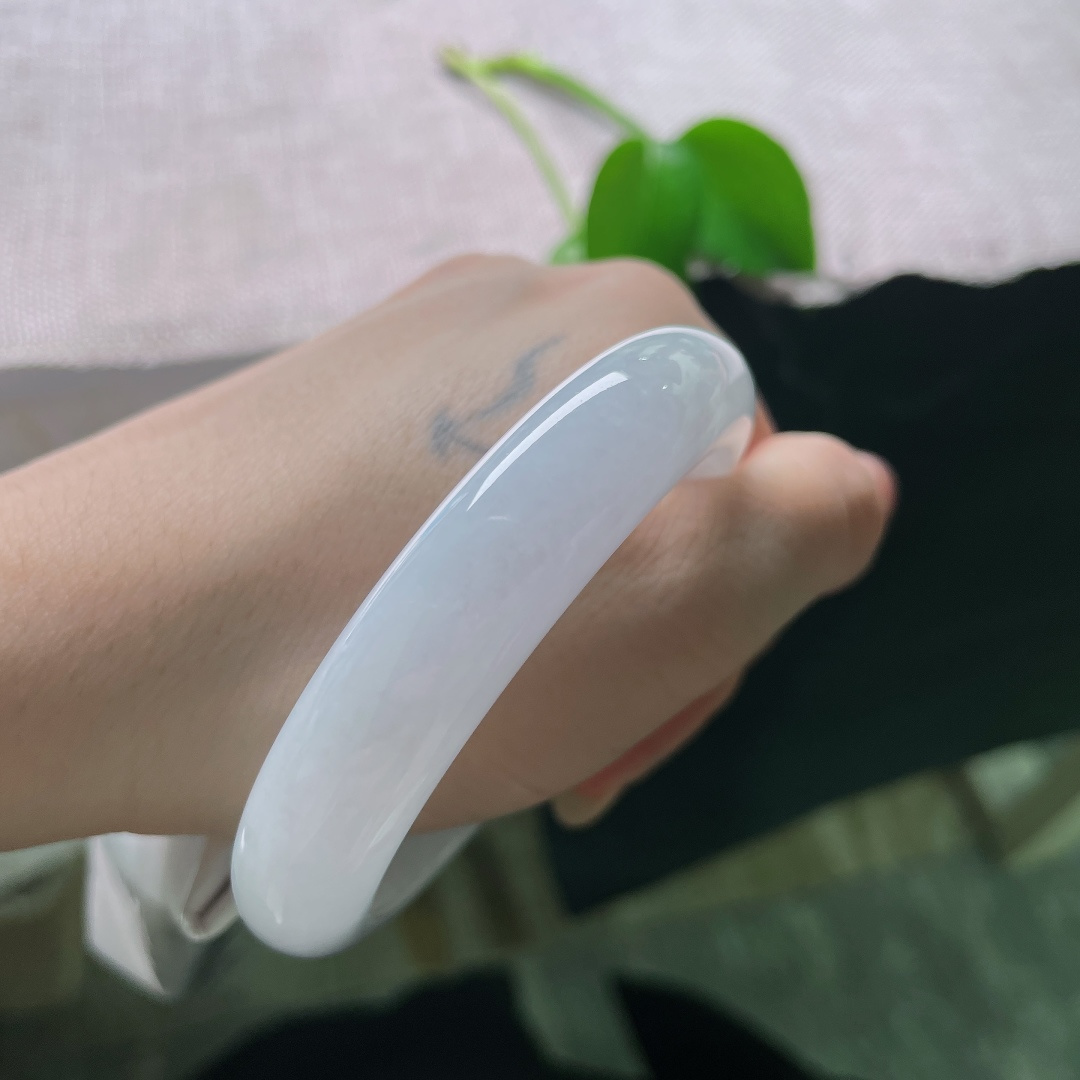 白月光正圈，一点皮纹，底色干净素雅，不染浓艳色彩，恰似心底那抹清冷温柔的白月光。ss58524a