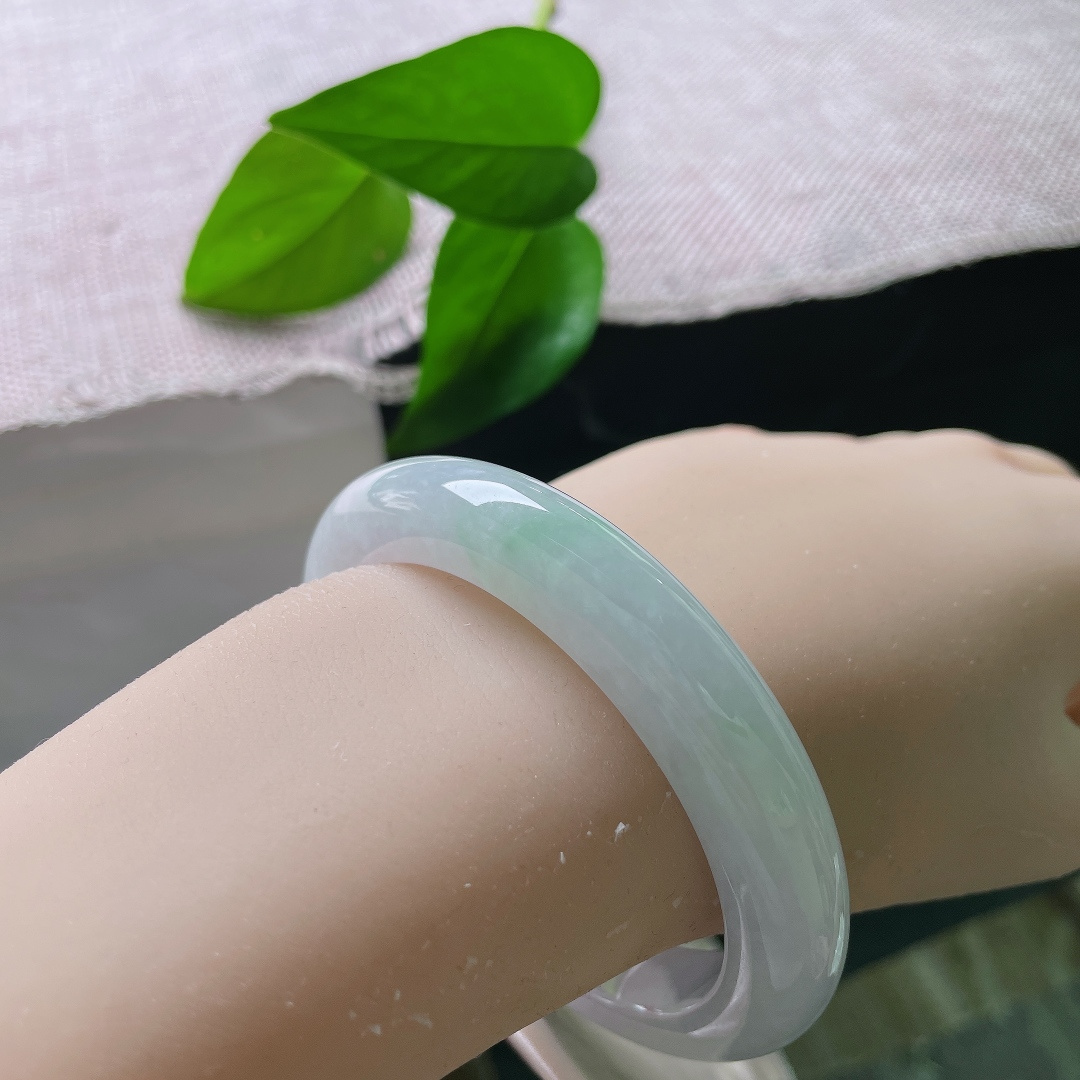 56.7/11.4/9.5，春彩正圈，一点皮纹，淡紫打底，翠色若有若无地显露，不喧嚣夺目，悄悄衬出骨子里的柔和与从容。ss58348a