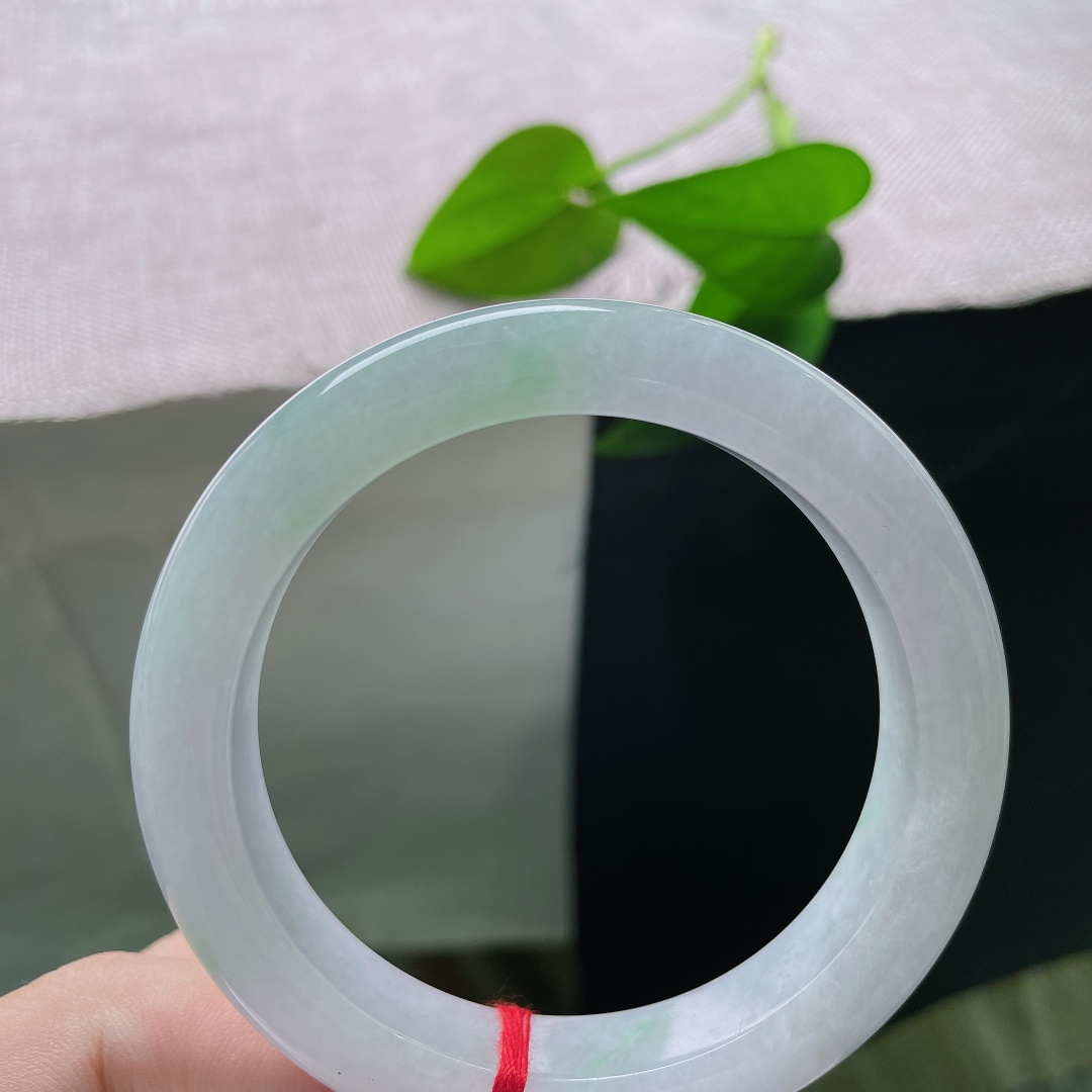 飘绿正圈，无裂，镯底似笼着一层淡淡烟紫，朦胧清浅，恍若暮春山间漫开的薄雾。ss58391a