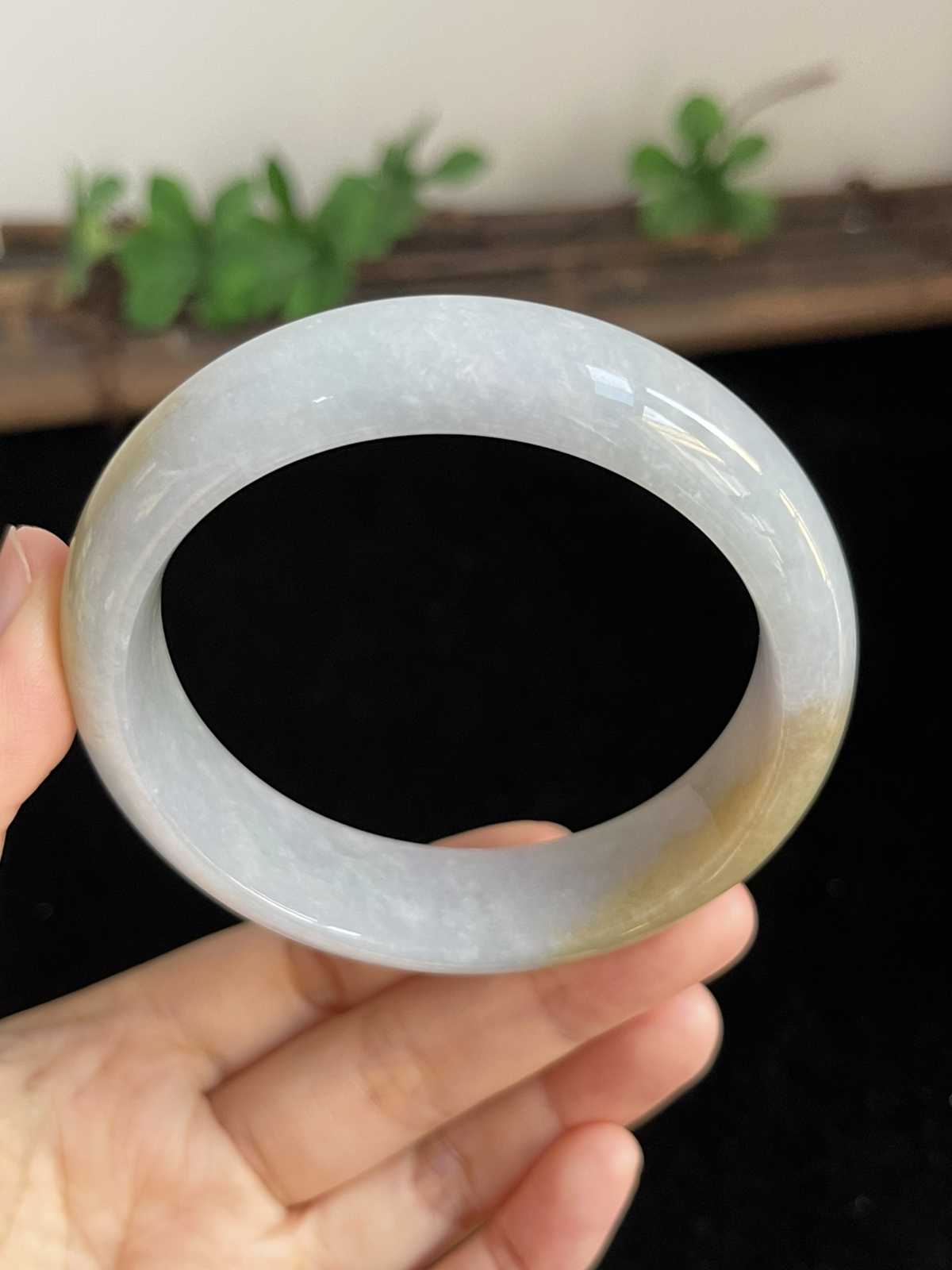 正圈58.2圈口，翡翠手镯，褐黄色颜色成因未定