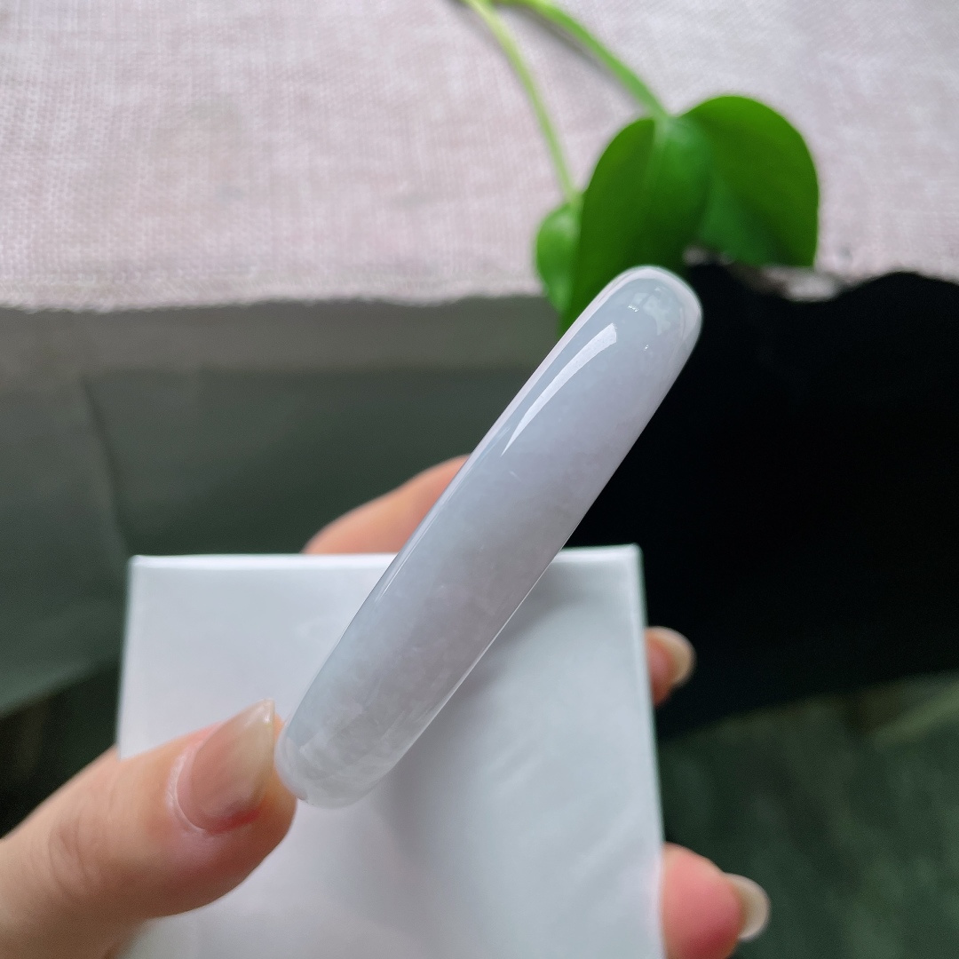白月光正圈，一点皮纹，玉质温润细腻，如同月光凝炼而成，镯面流转淡淡的柔光。ss58532a
