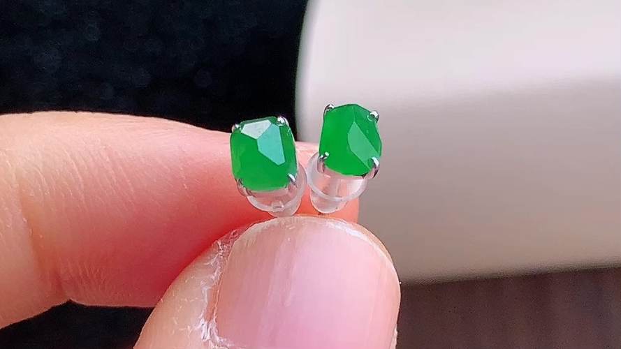 ️ 18K金伴钻绿蛋耳钉，无裂，尺寸取一4.5-3.5-2.7mm，包A附证书