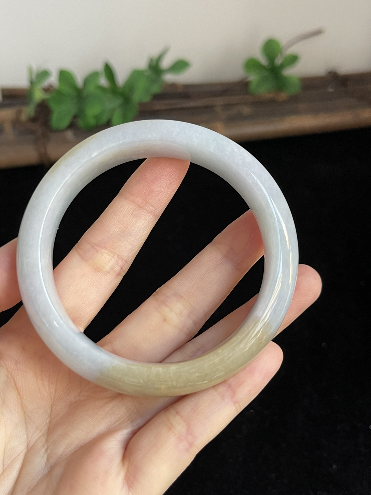 正圈58.2圈口，翡翠手镯，褐黄色颜色成因未定