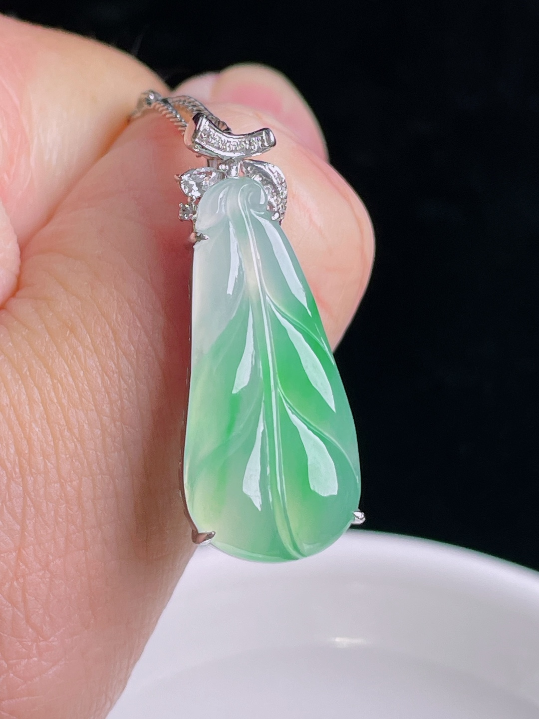 冰绿树叶叶子，18k镶嵌，老种起光，细底通透，尺寸：30.6/12.6/6.4mm0907