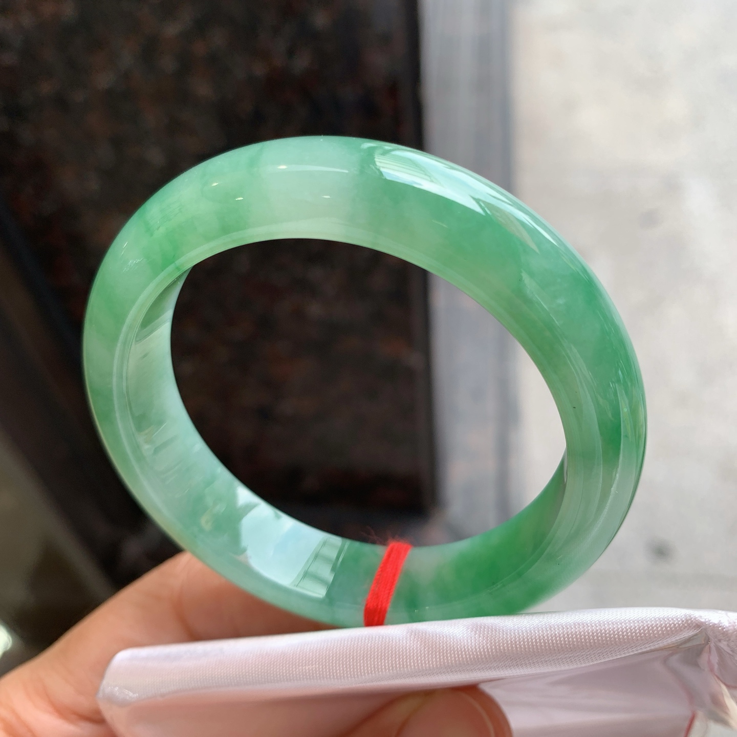 正圈飘绿，无裂，细腻