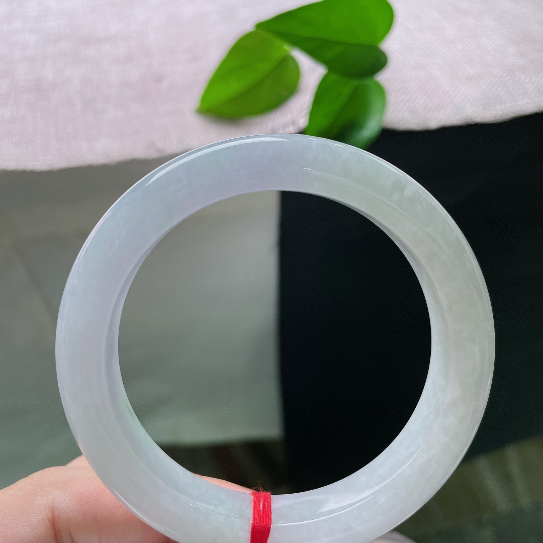 56.7/11.4/9.5，春彩正圈，一点皮纹，淡紫打底，翠色若有若无地显露，不喧嚣夺目，悄悄衬出骨子里的柔和与从容。ss58348a