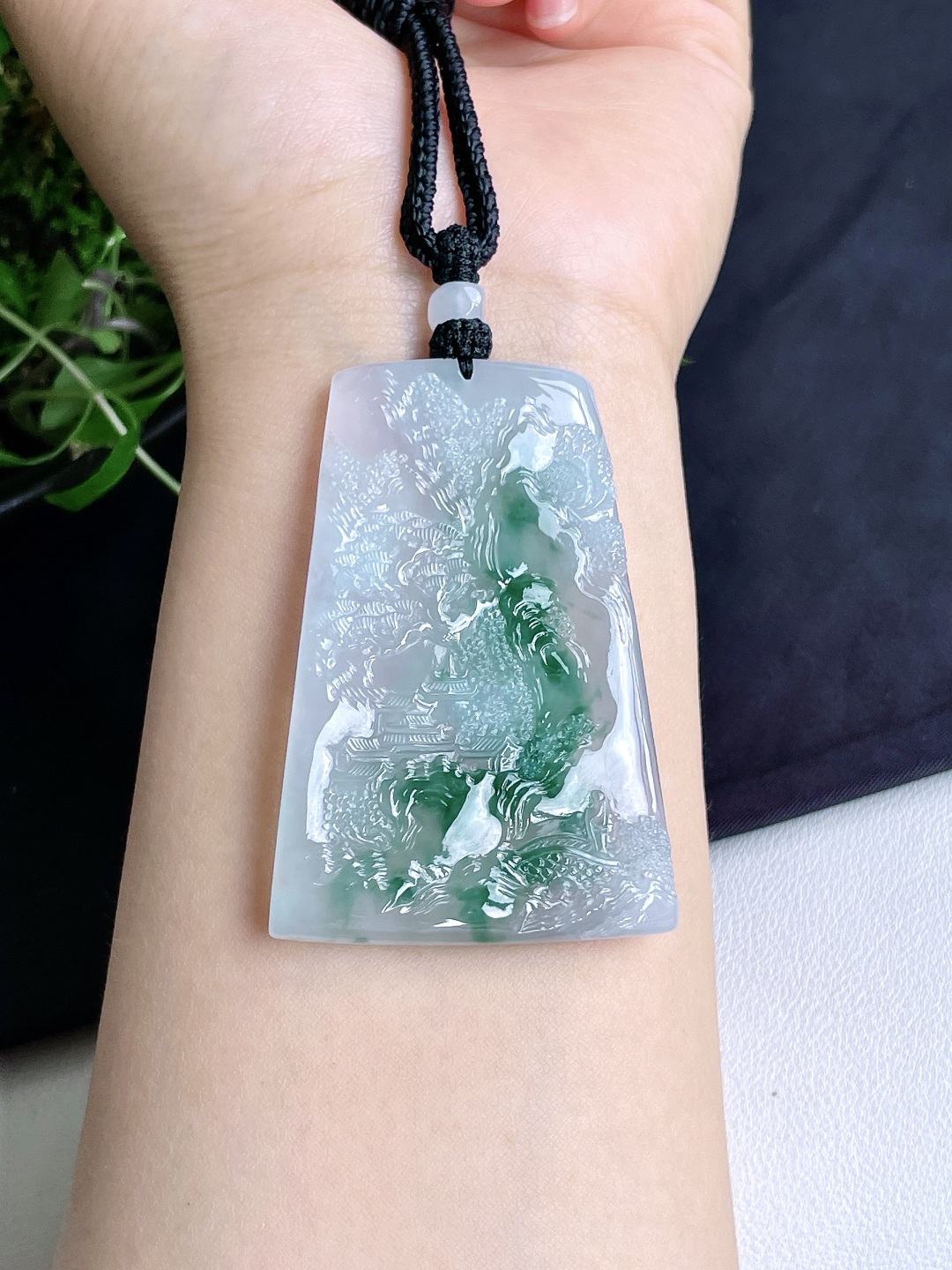 冰飘花山水牌吊坠,性比高