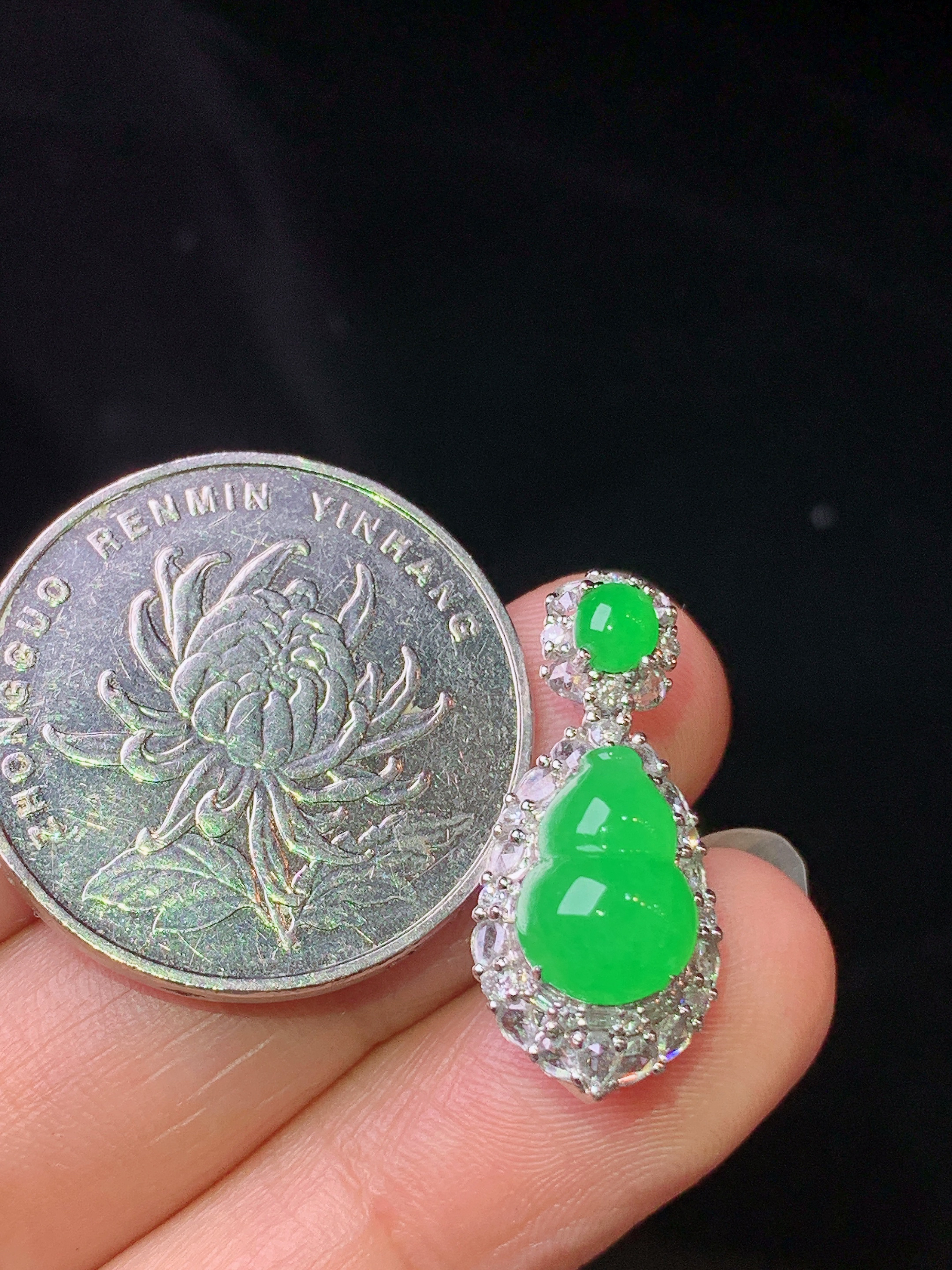 18k金钻镶嵌阳绿葫芦吊坠 玉质细腻 色泽艳丽清新 水润亮眼 整体尺寸23.2*10.5*5 i1