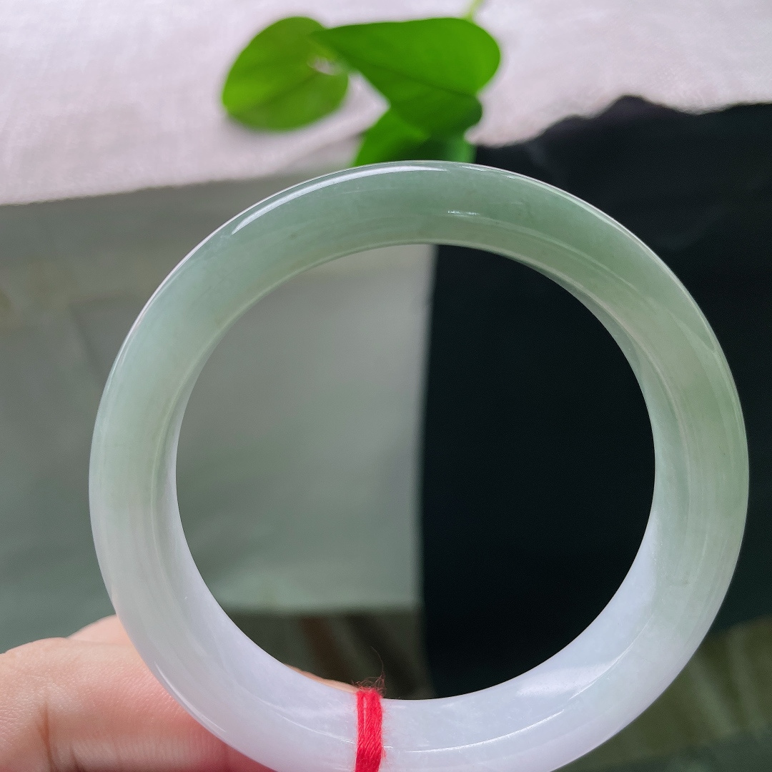 油青正圈，一点皮纹，玉质通透莹润，镯身泛着清润水光，胶感十足质感细腻。ss58451a