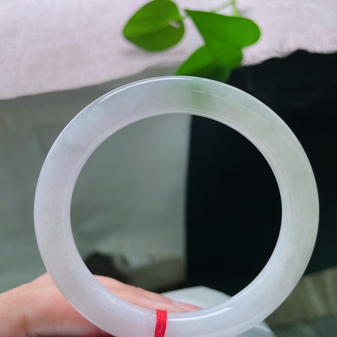 飘绿圆条，一点皮纹素净淡雅，无繁多余花色，以玉本身的素雅质感取胜。ss58525a