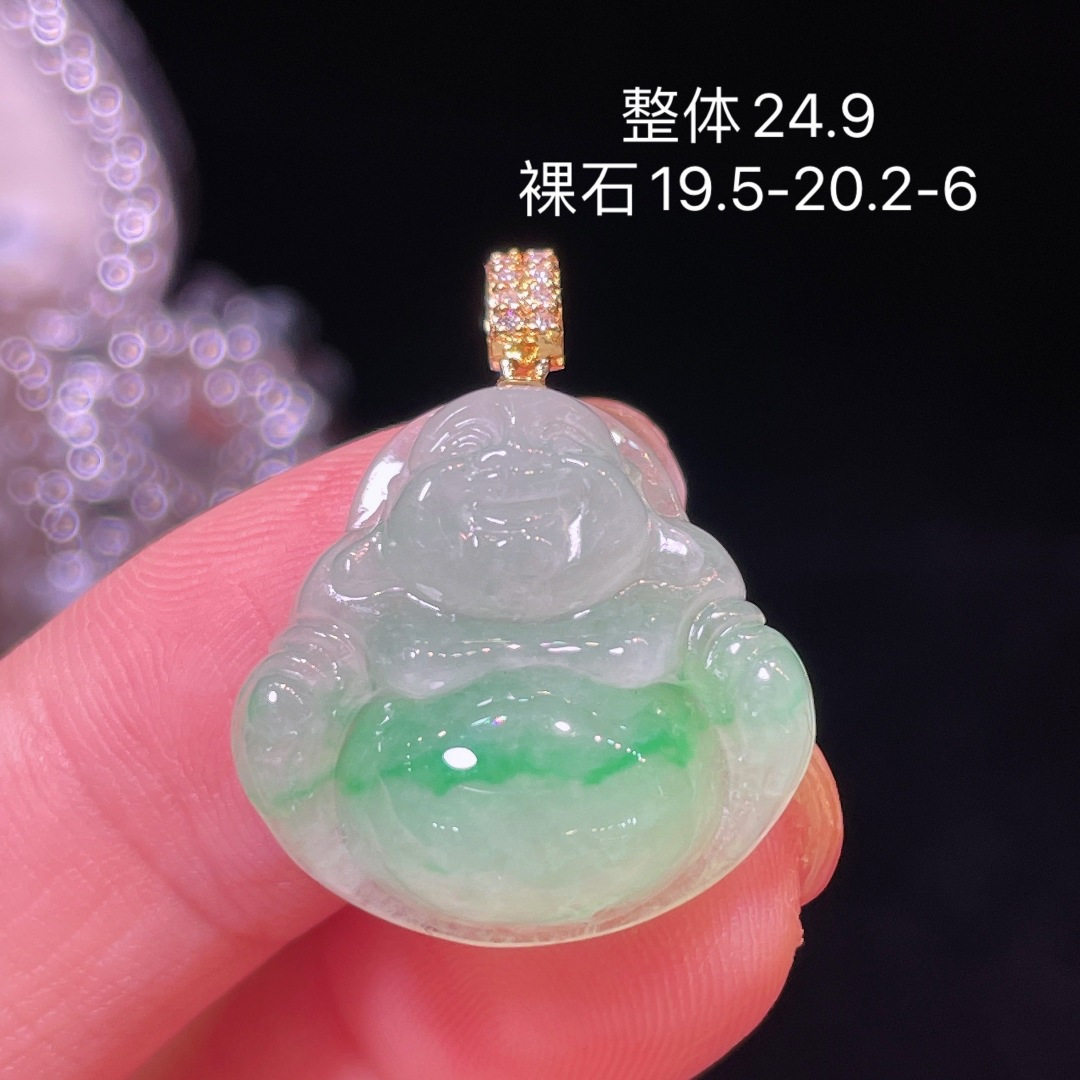 ️翡翠A货 佛公吊坠，阳绿满色，料子冰润细腻，种老起光，18k金镶真钻，上身佩戴效果很好，尺寸如