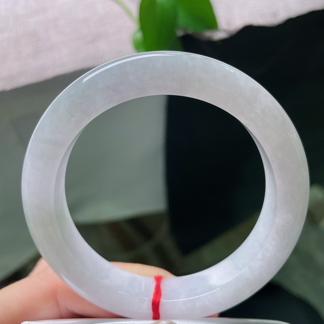 白月光正圈，棉感，玉质细腻温润，镯面抛光莹润，柔光缓缓流淌，干净素雅。ss58523a